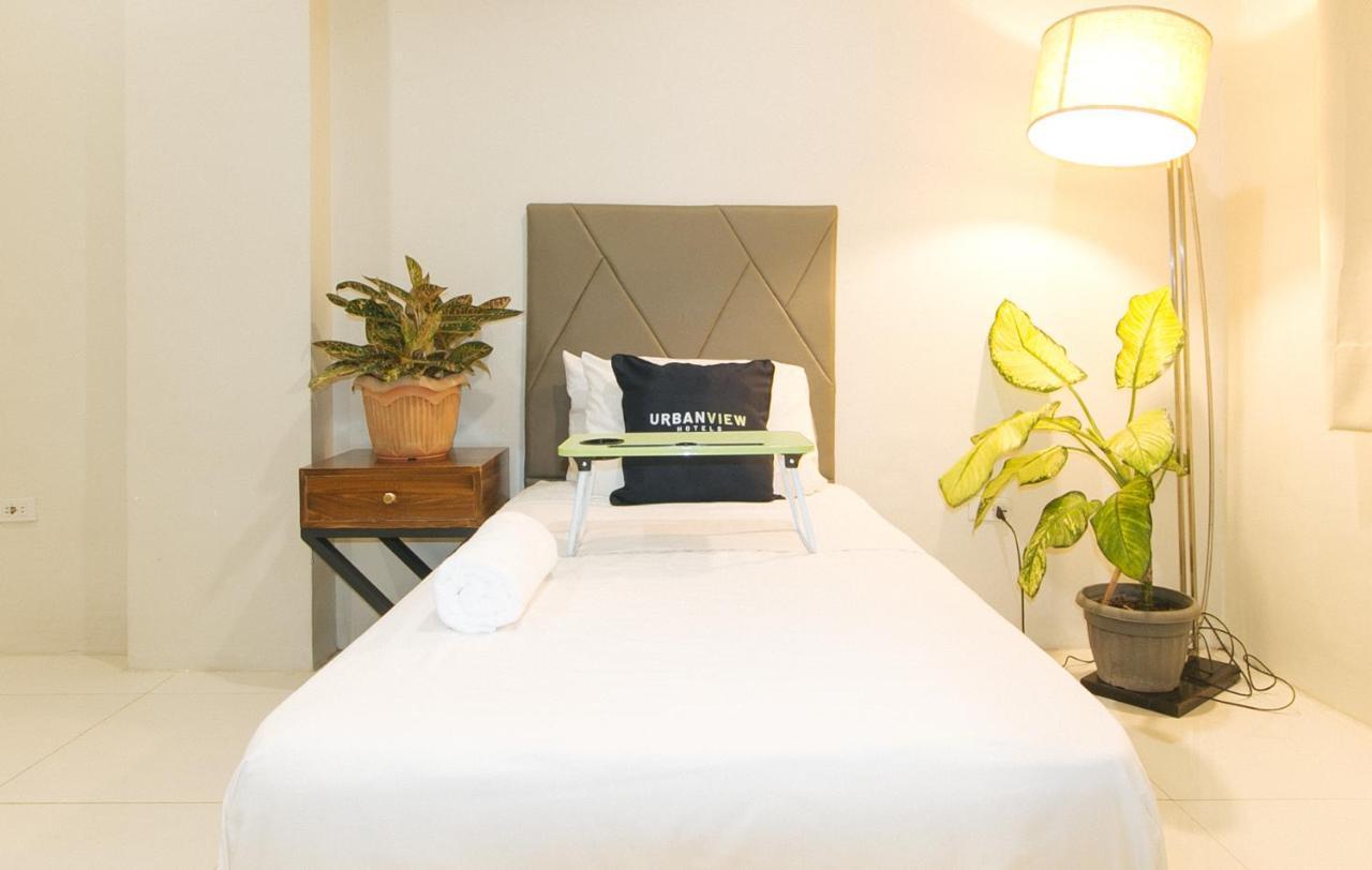 Urbanview At Lacson Street Bacolod City By Reddoorz Extérieur photo
